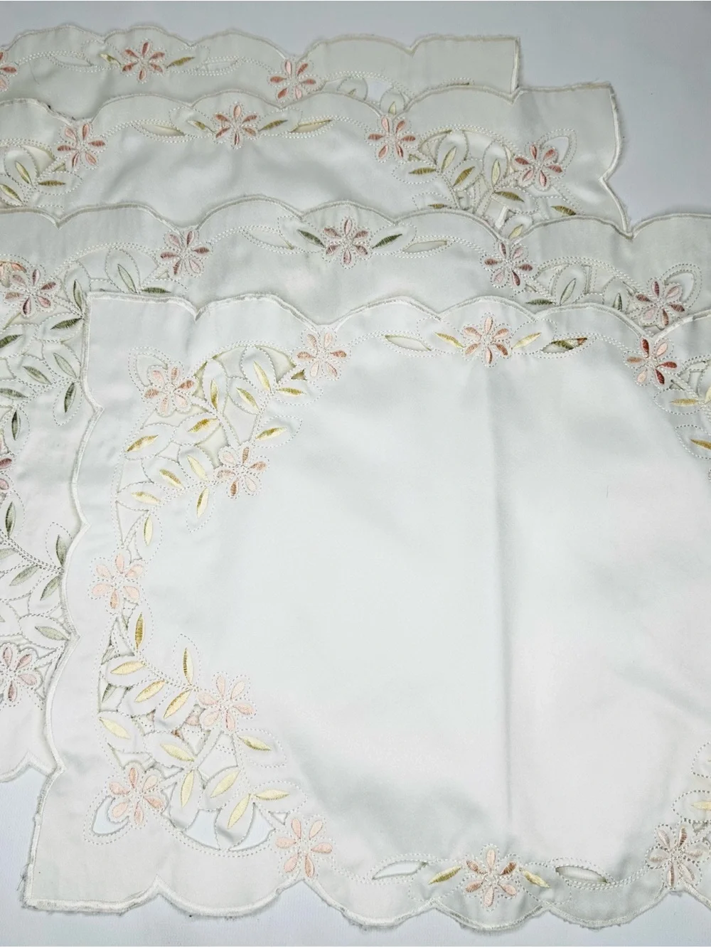 Vintage Set of 4 Embroidered Cutwork Floral Placemats Scalloped Cottagecore